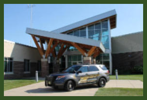 Marinetter County Sheriff's Department building with vehicle